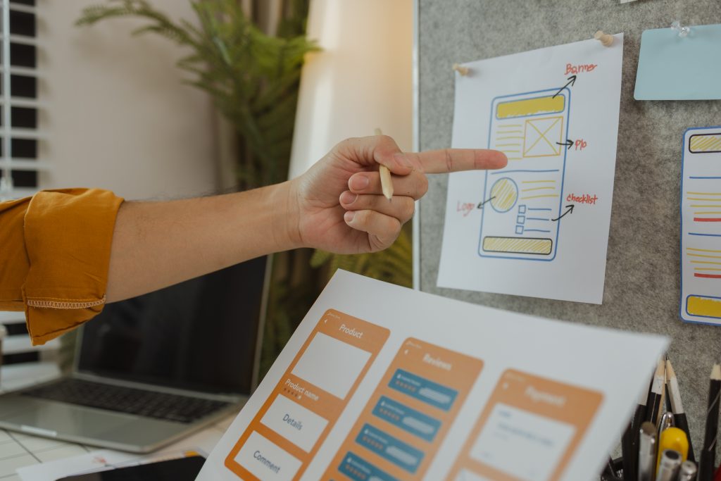Professionelle Unternehmenswebsite auf einem Laptop mit modernem Webdesign