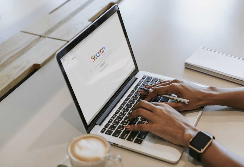 Person sucht mit Google nach einem lokalen Unternehmen auf dem Smartphone