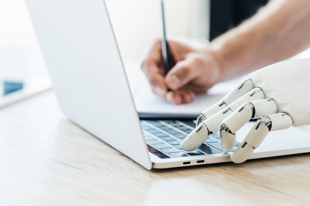 Person arbeitet mit künstlicher Intelligenz an hochwertigem SEO-Content für Google